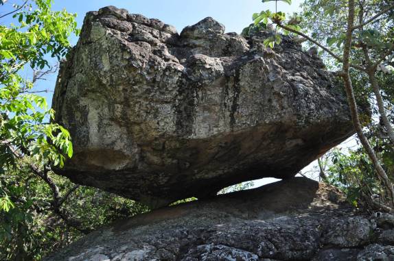 Enorme rocha se equilibra sobre apenas três pontos, na Chapada dos Guimarães, no Mato Grosso